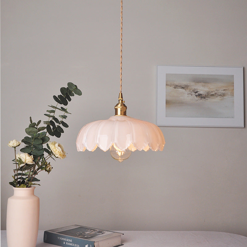 Lámpara colgante clásica con cúpula de cristal y detalles en cobre