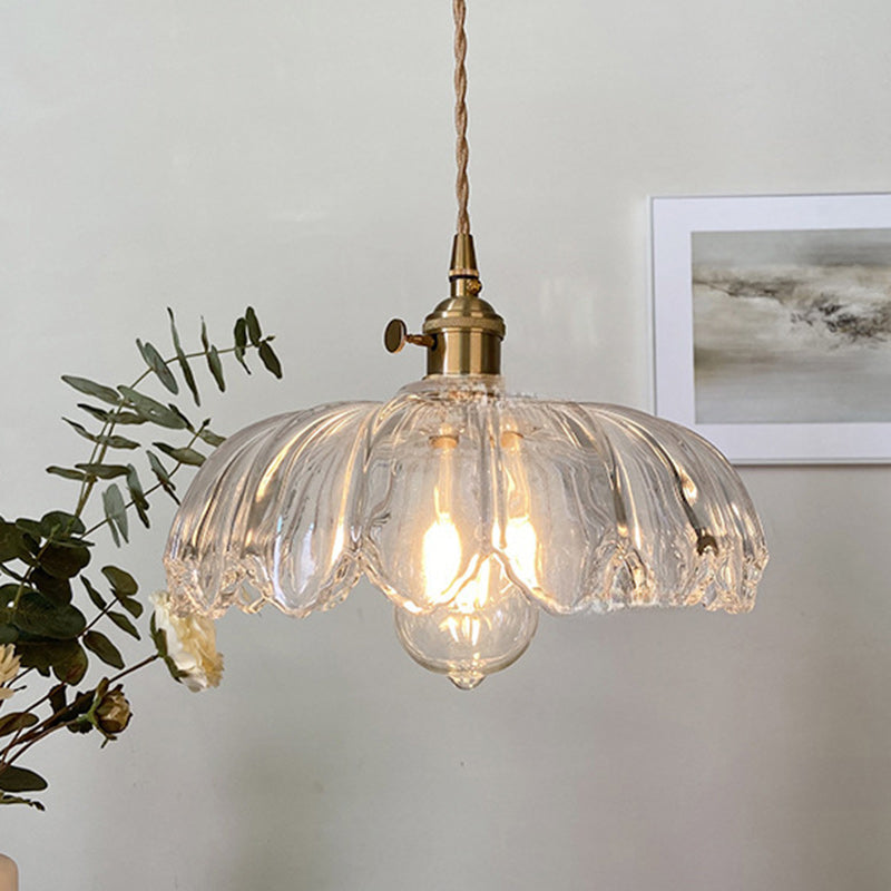 Lámpara colgante clásica con cúpula de cristal y detalles en cobre