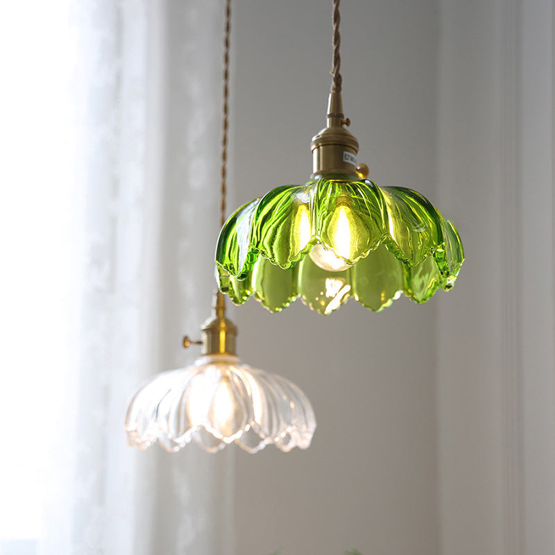 Lámpara colgante clásica con cúpula de cristal y detalles en cobre