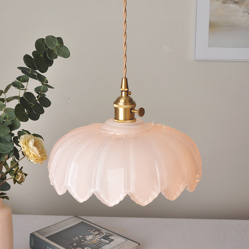 Lámpara colgante clásica con cúpula de cristal y detalles en cobre