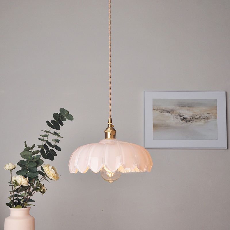 Lámpara colgante clásica con cúpula de cristal y detalles en cobre