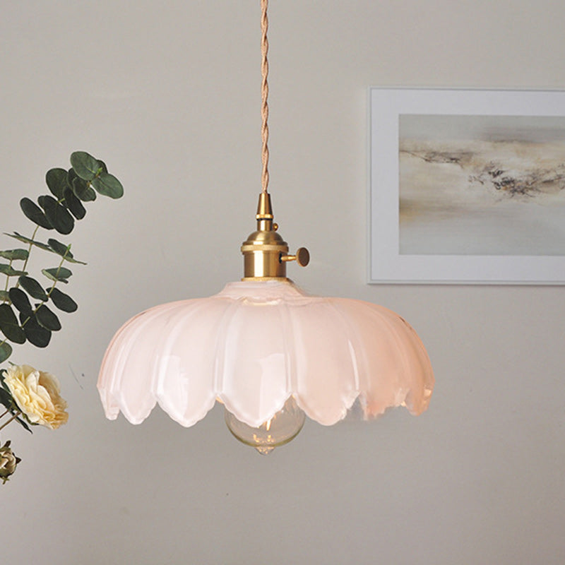 Lámpara colgante clásica con cúpula de cristal y detalles en cobre
