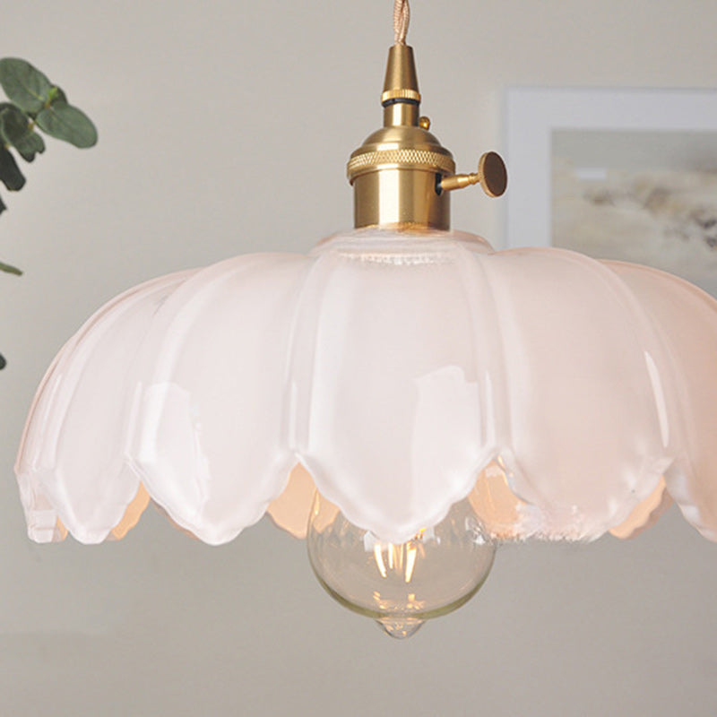 Lámpara colgante clásica con cúpula de cristal y detalles en cobre