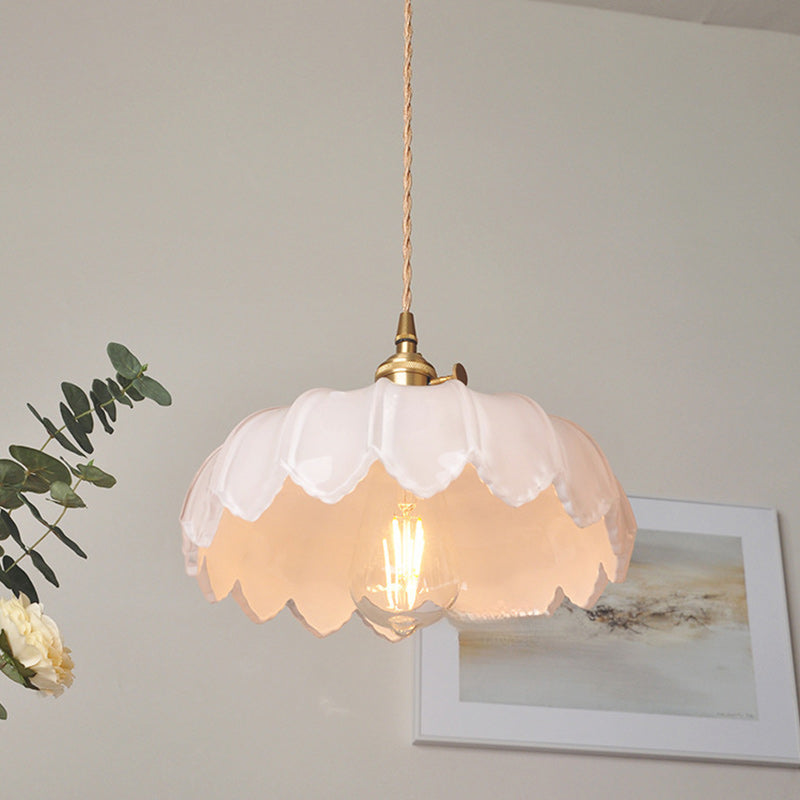 Lámpara colgante clásica con cúpula de cristal y detalles en cobre