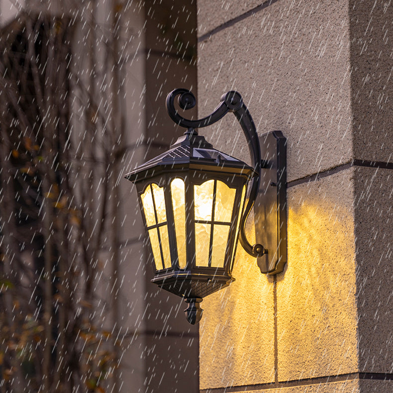 Lámpara de pared de aluminio y vidrio a prueba de agua, linterna europea tradicional de 1 luz para patio exterior | Brehn