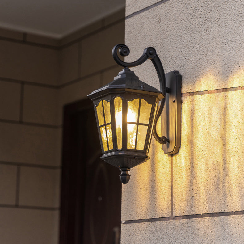 Lámpara de pared de aluminio y vidrio a prueba de agua, linterna europea tradicional de 1 luz para patio exterior | Brehn