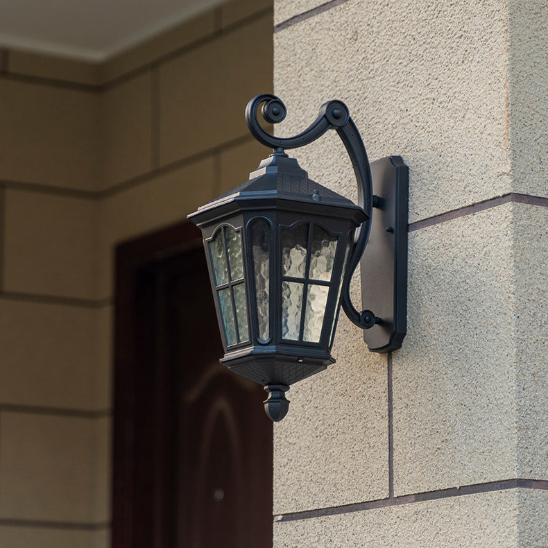 Lámpara de pared de aluminio y vidrio a prueba de agua, linterna europea tradicional de 1 luz para patio exterior | Brehn
