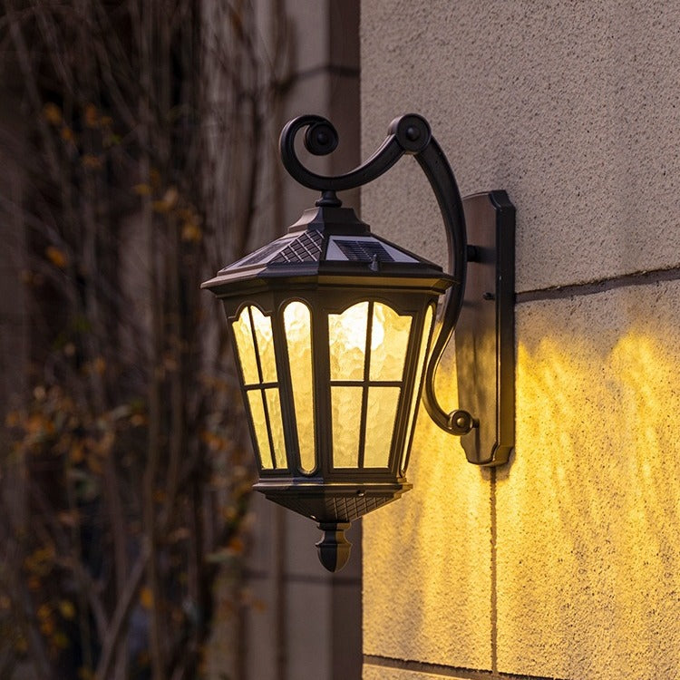 Lámpara de pared de aluminio y vidrio a prueba de agua, linterna europea tradicional de 1 luz para patio exterior | Brehn