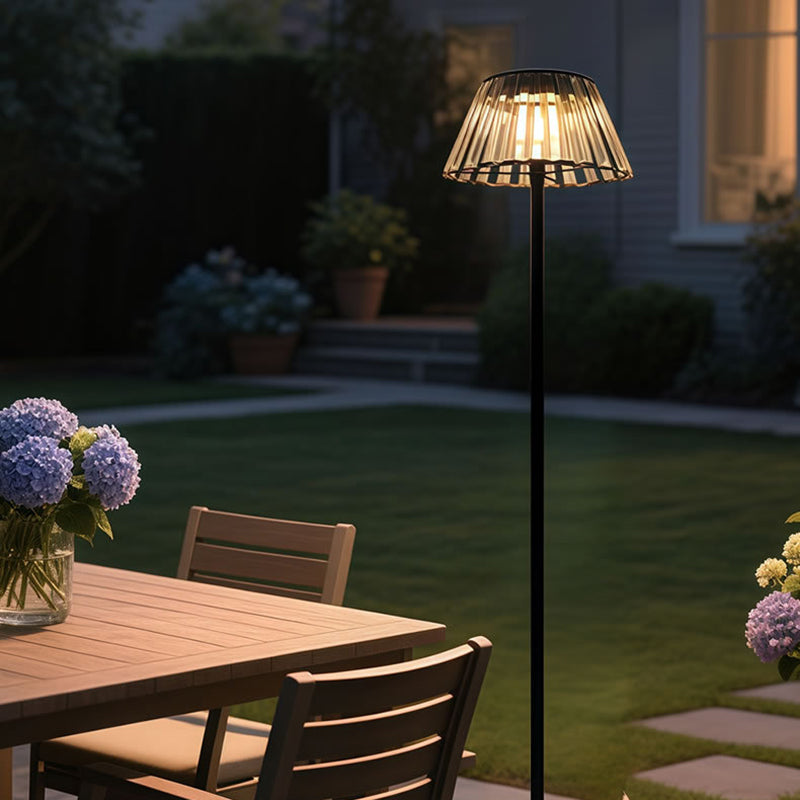 Lámpara de pie LED exterior industrial contemporánea a prueba de agua con carga solar y USB para el jardín | Brehn