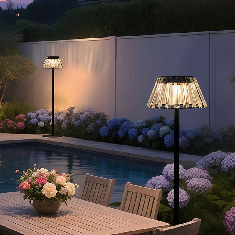 Lámpara de pie LED exterior industrial contemporánea a prueba de agua con carga solar y USB para el jardín | Brehn