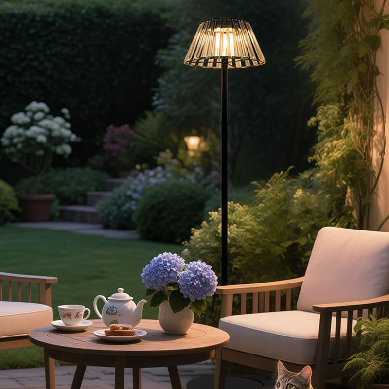 Lámpara de pie LED exterior industrial contemporánea a prueba de agua con carga solar y USB para el jardín | Brehn