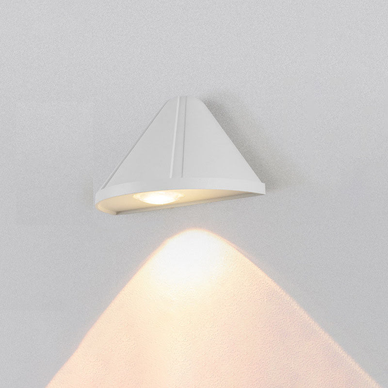 Lámpara de pared LED de aluminio con lente impermeable en triángulo minimalista moderno para patio exterior | Brehn