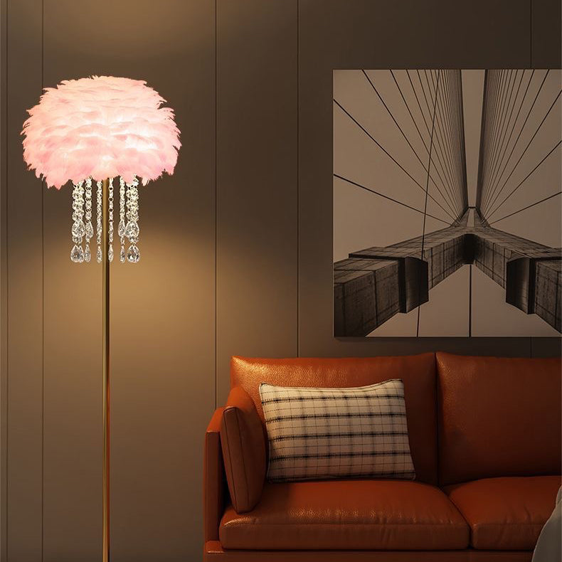 Lámpara de pie nórdica elegante con pantalla de plumas y cristal