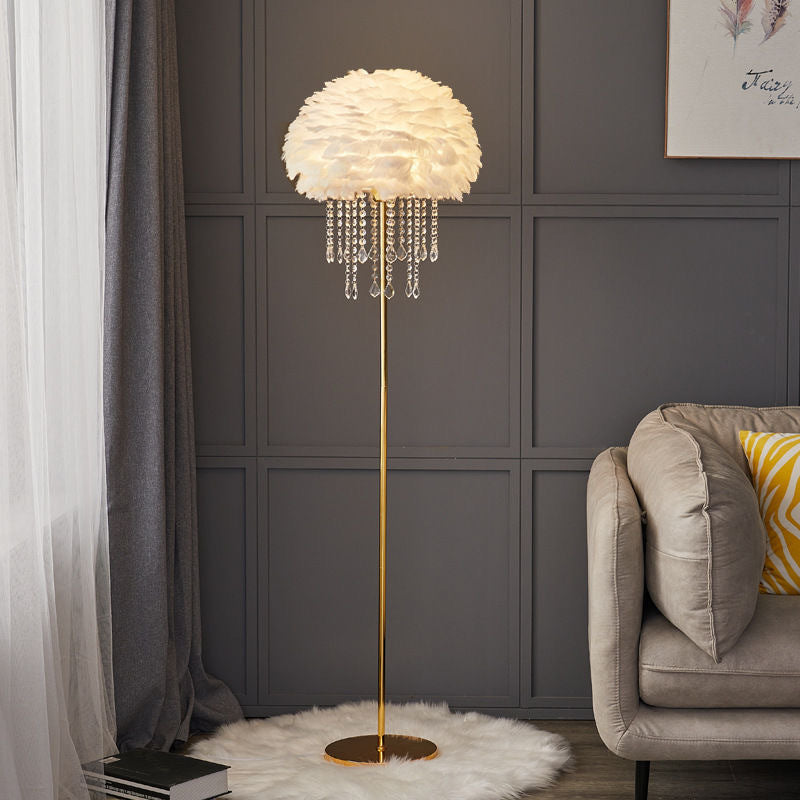 Lámpara de pie nórdica elegante con pantalla de plumas y cristal
