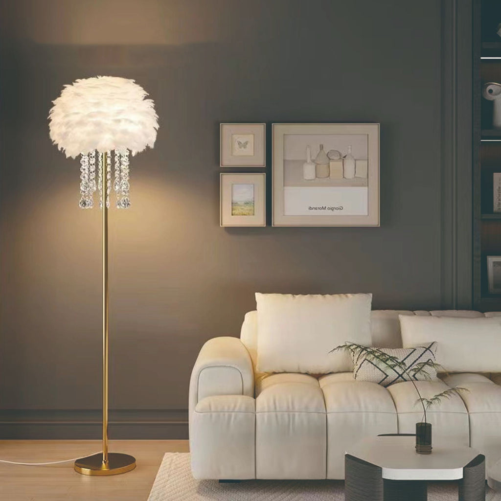 Lámpara de pie nórdica elegante con pantalla de plumas y cristal
