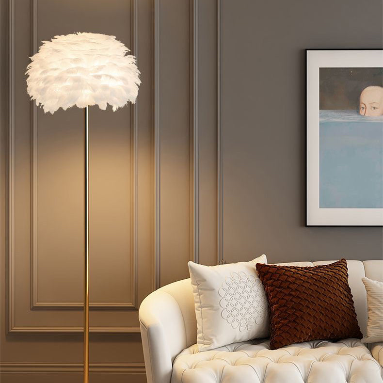 Lámpara de pie nórdica elegante con pantalla de plumas y cristal