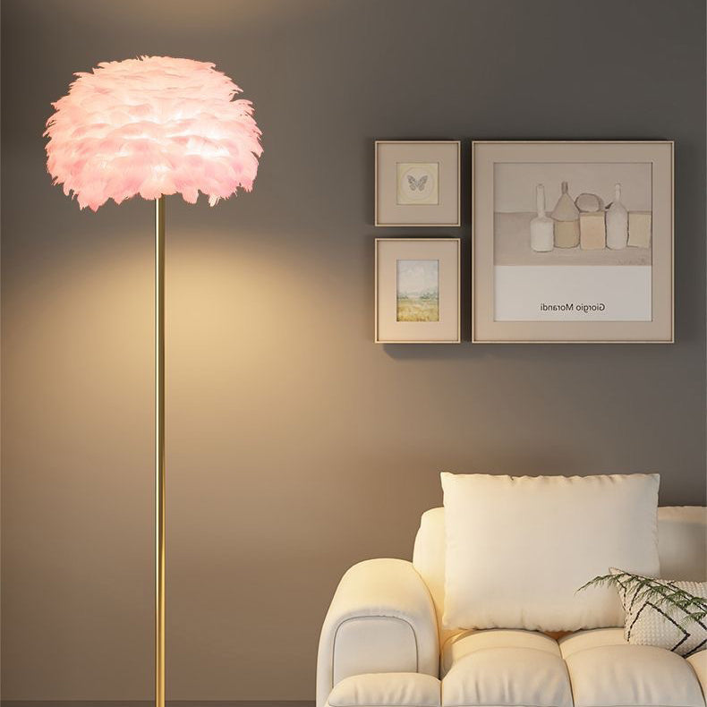 Lámpara de pie nórdica elegante con pantalla de plumas y cristal