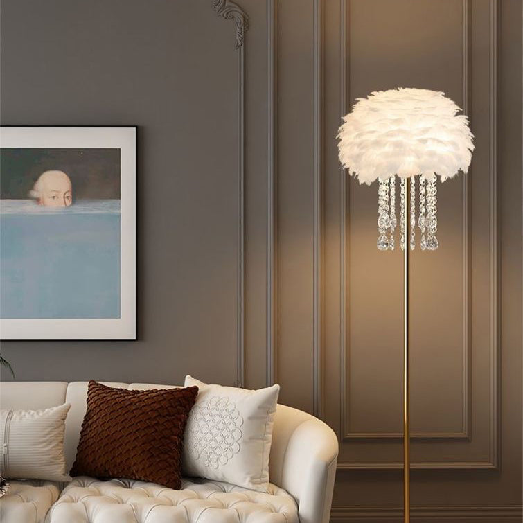 Lámpara de pie nórdica elegante con pantalla de plumas y cristal