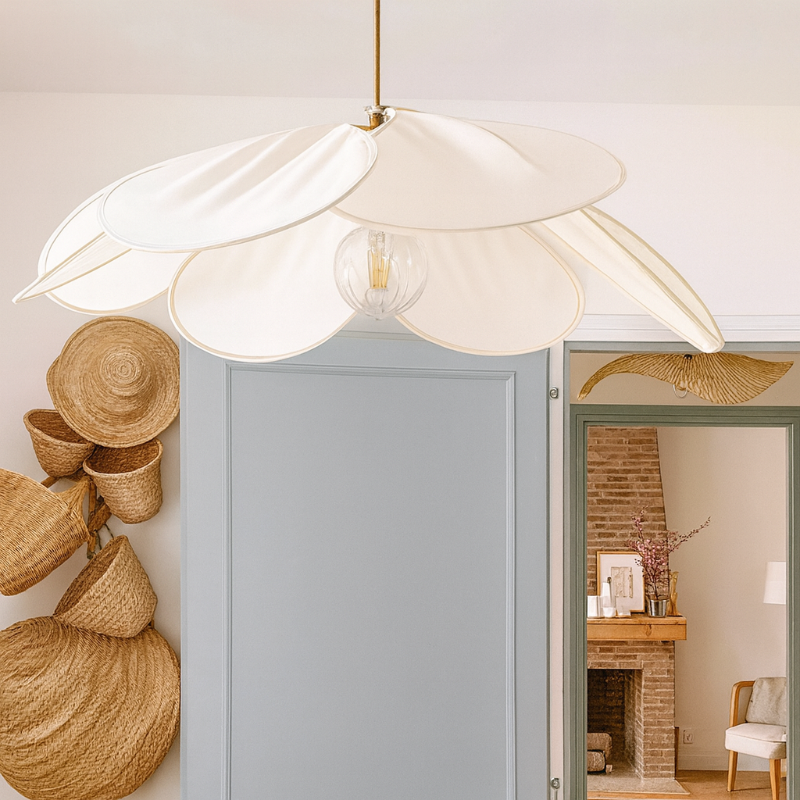 Lámpara colgante moderna en forma de flor para espacios elegantes