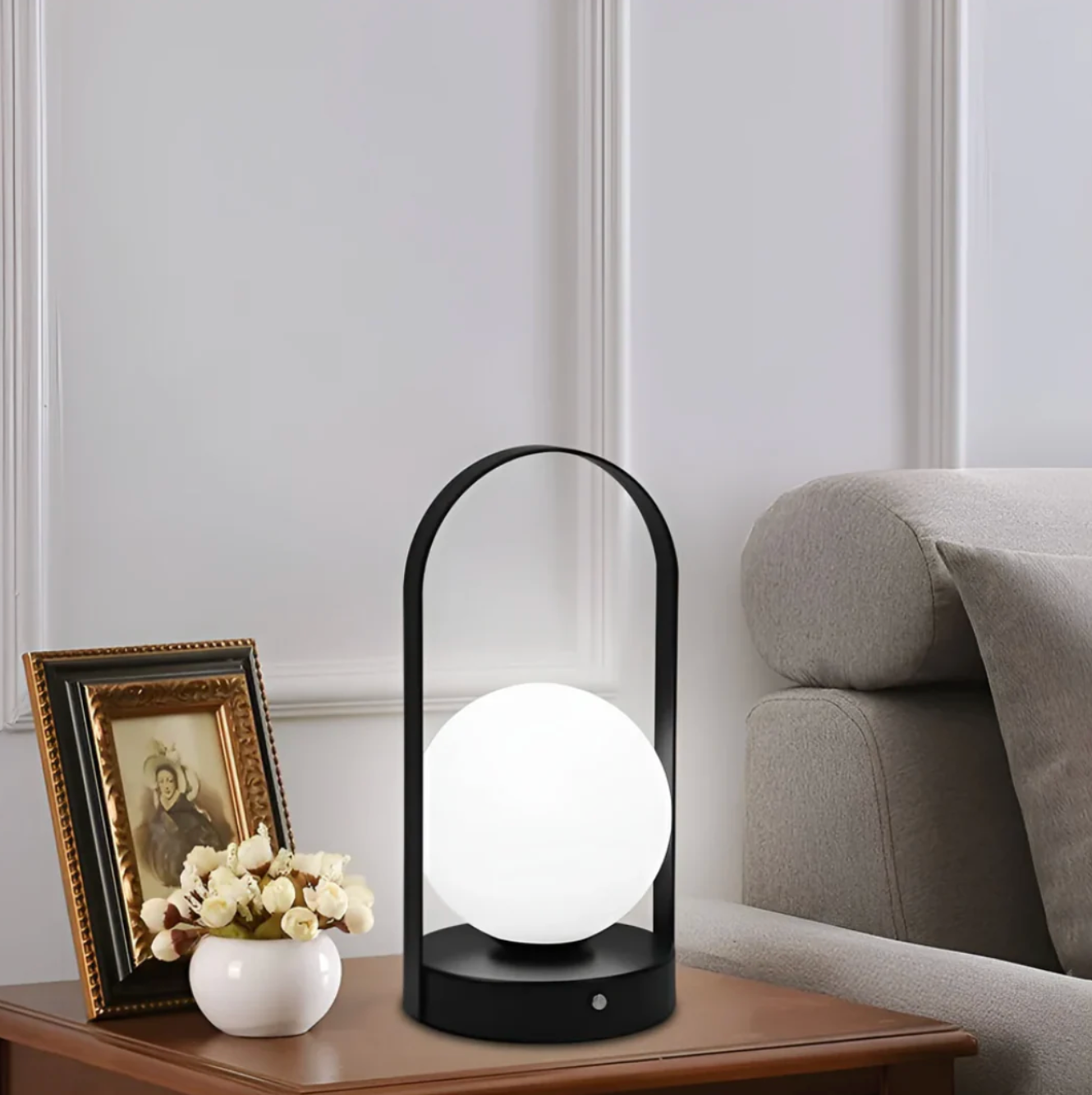 Lámpara de Mesa de Metal Arqueada con Globo de Vidrio Esmerilado