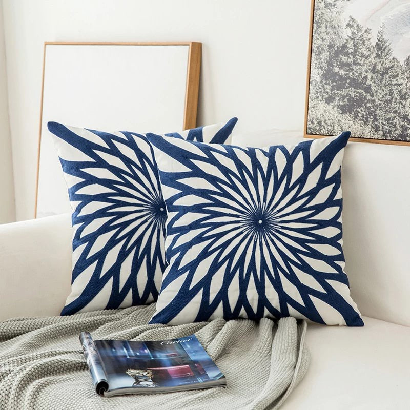 Cojín Decorativo Bordado Azul con Motivo Radial