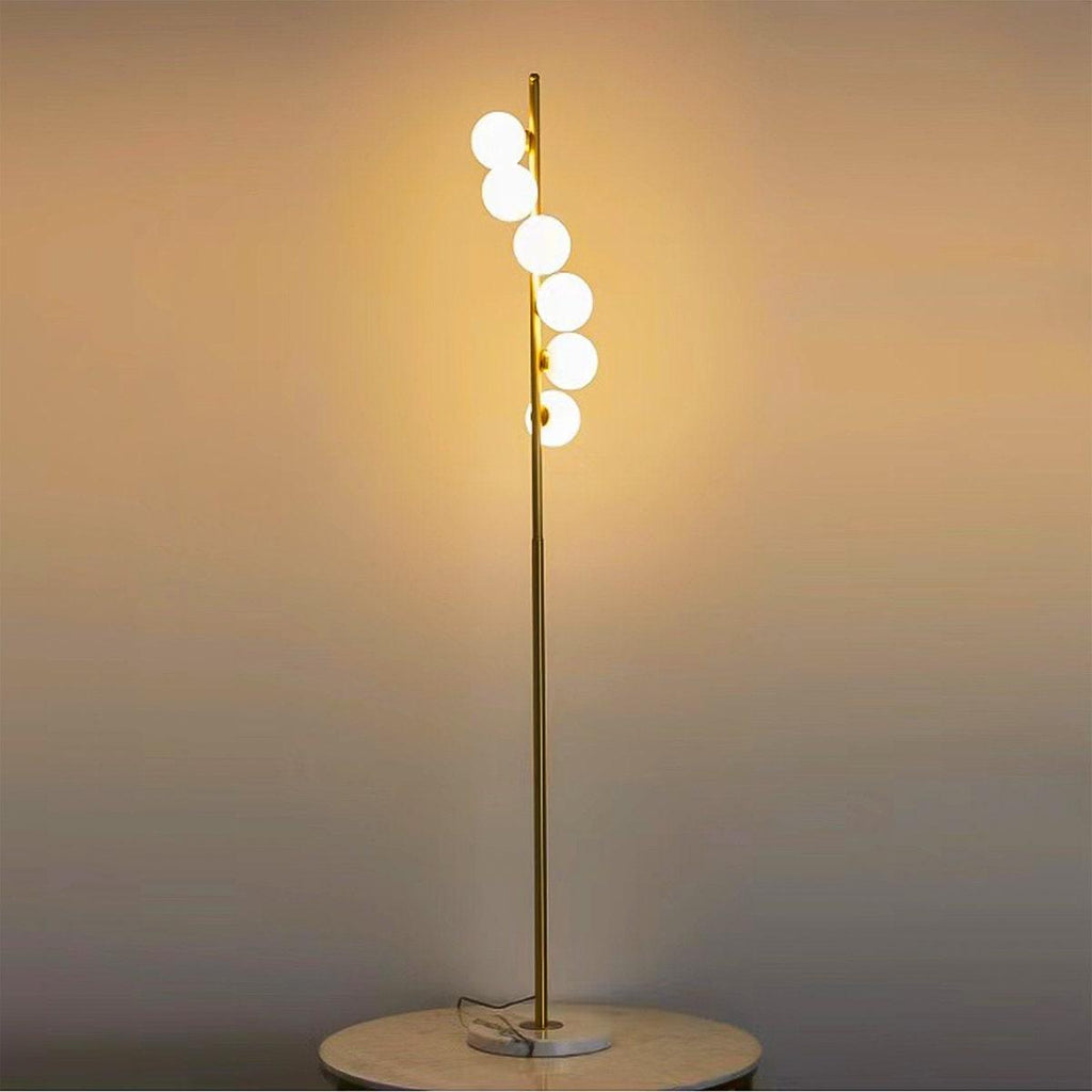 Luz de Pie Contemporánea de Latón y Vidrio Ópalo