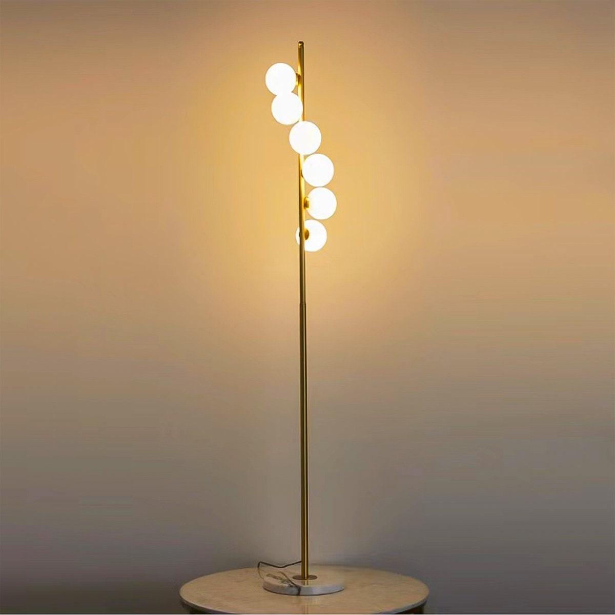 Luz de Pie Contemporánea de Latón y Vidrio Ópalo