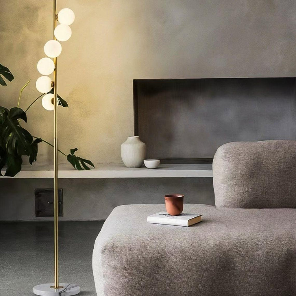 Luz de Pie Contemporánea de Latón y Vidrio Ópalo