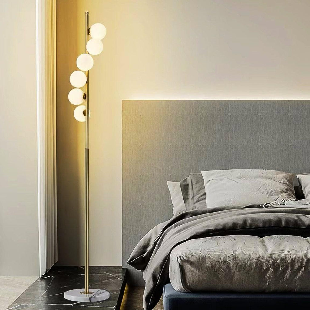 Luz de Pie Contemporánea de Latón y Vidrio Ópalo