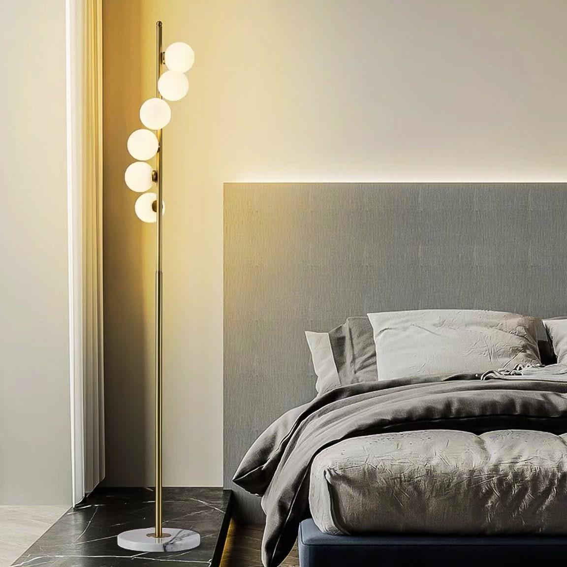 Luz de Pie Contemporánea de Latón y Vidrio Ópalo
