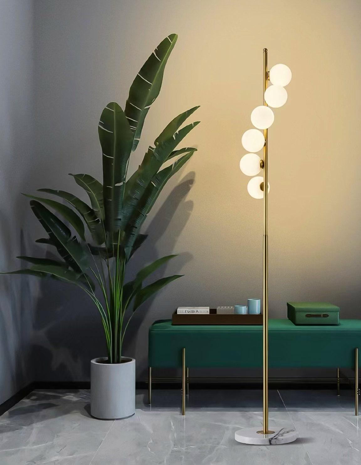 Luz de Pie Contemporánea de Latón y Vidrio Ópalo