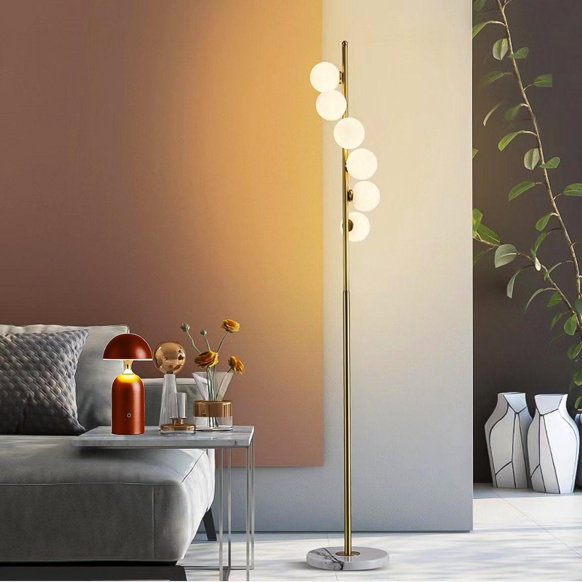 Luz de Pie Contemporánea de Latón y Vidrio Ópalo