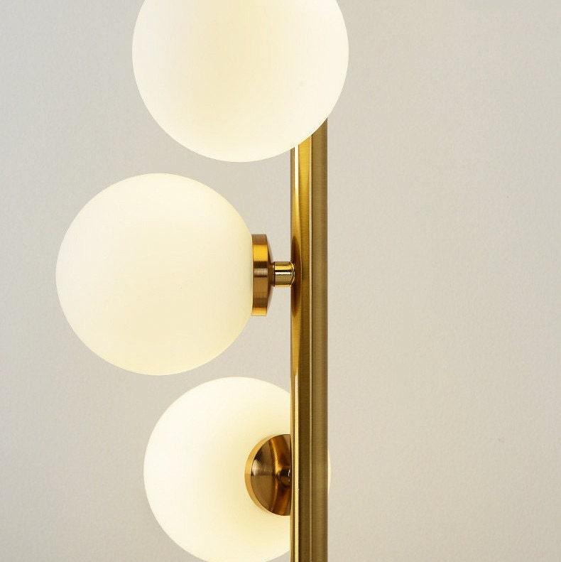 Luz de Pie Contemporánea de Latón y Vidrio Ópalo
