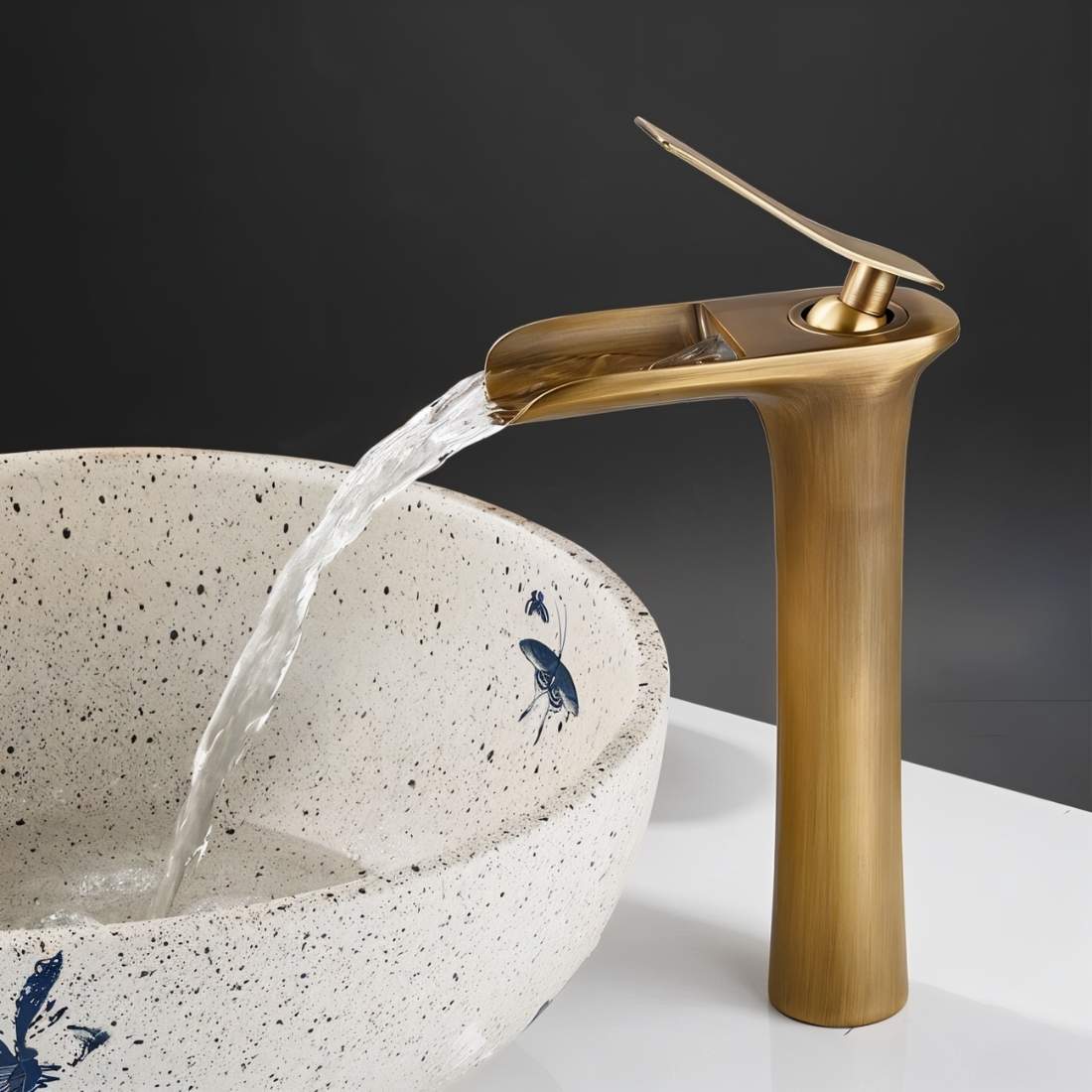 Mezclador de Lavabo de Cascada  Flared Trough – Acabado Mate Ónix