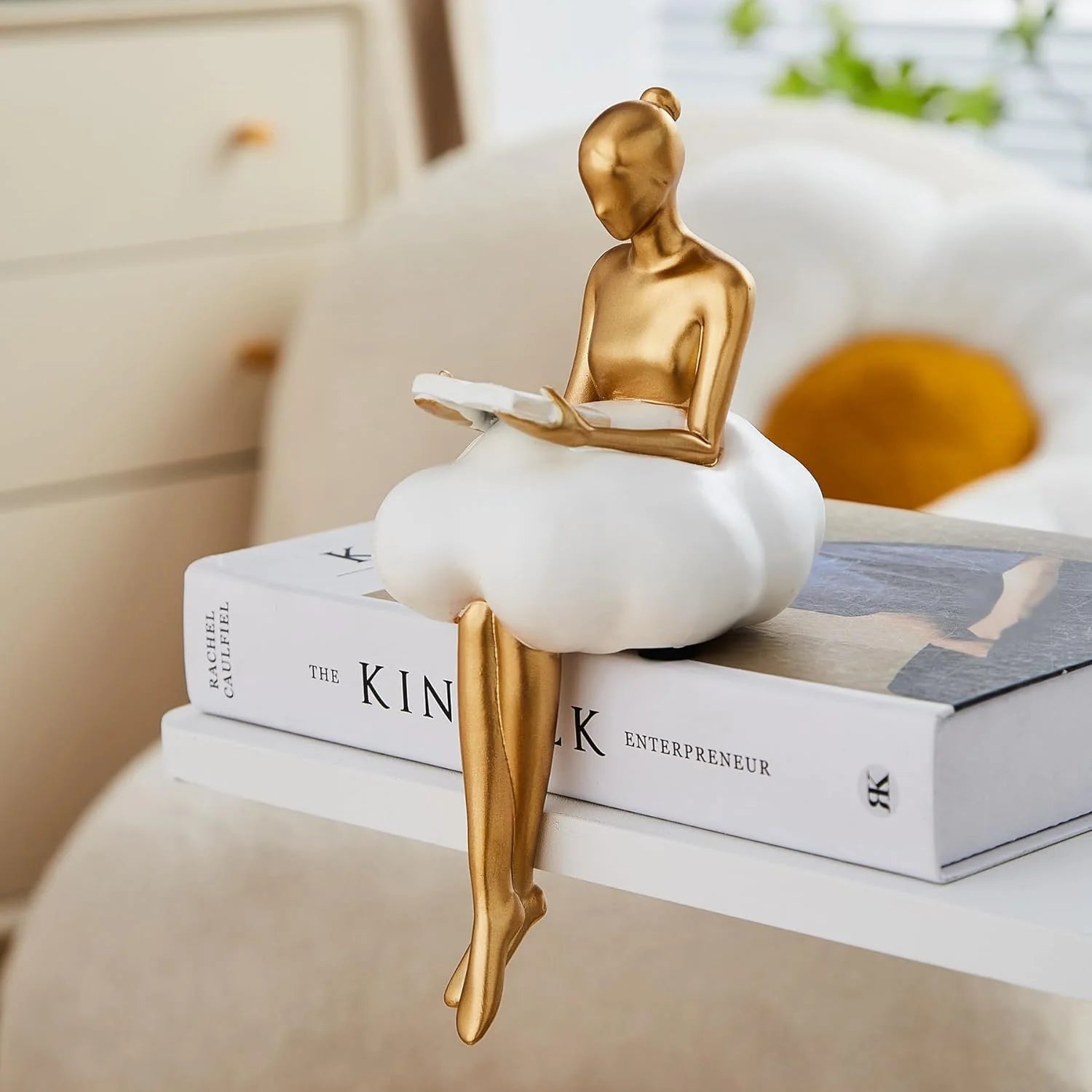 Escultura de Mujer Leyendo en Nube de Elara Haus - Decoración para Estante