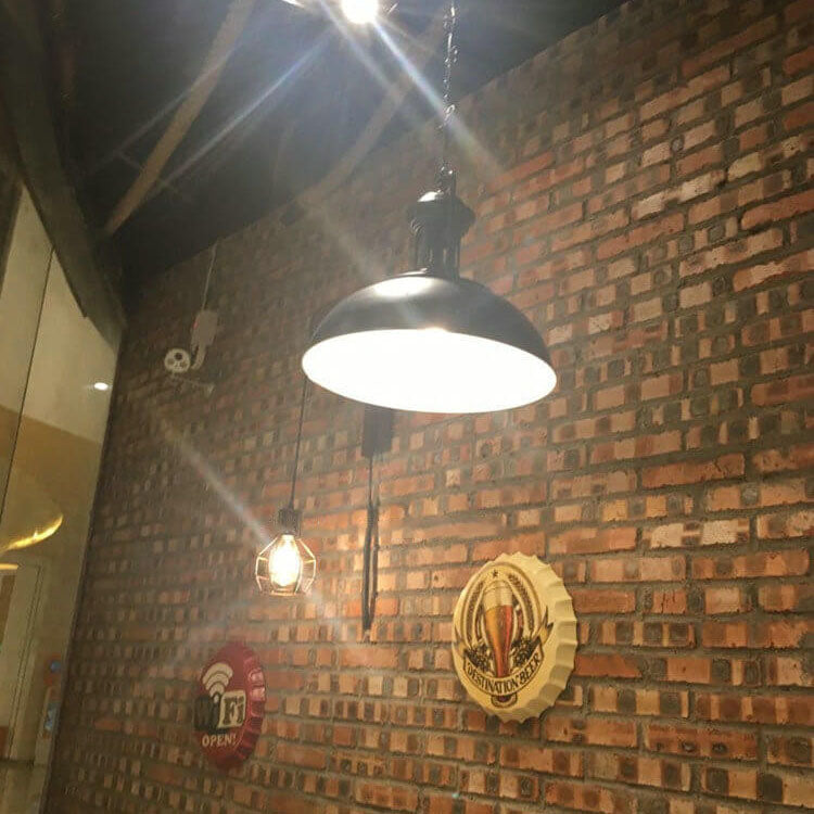 Aplique de pared con polea de hierro y acento de rueda