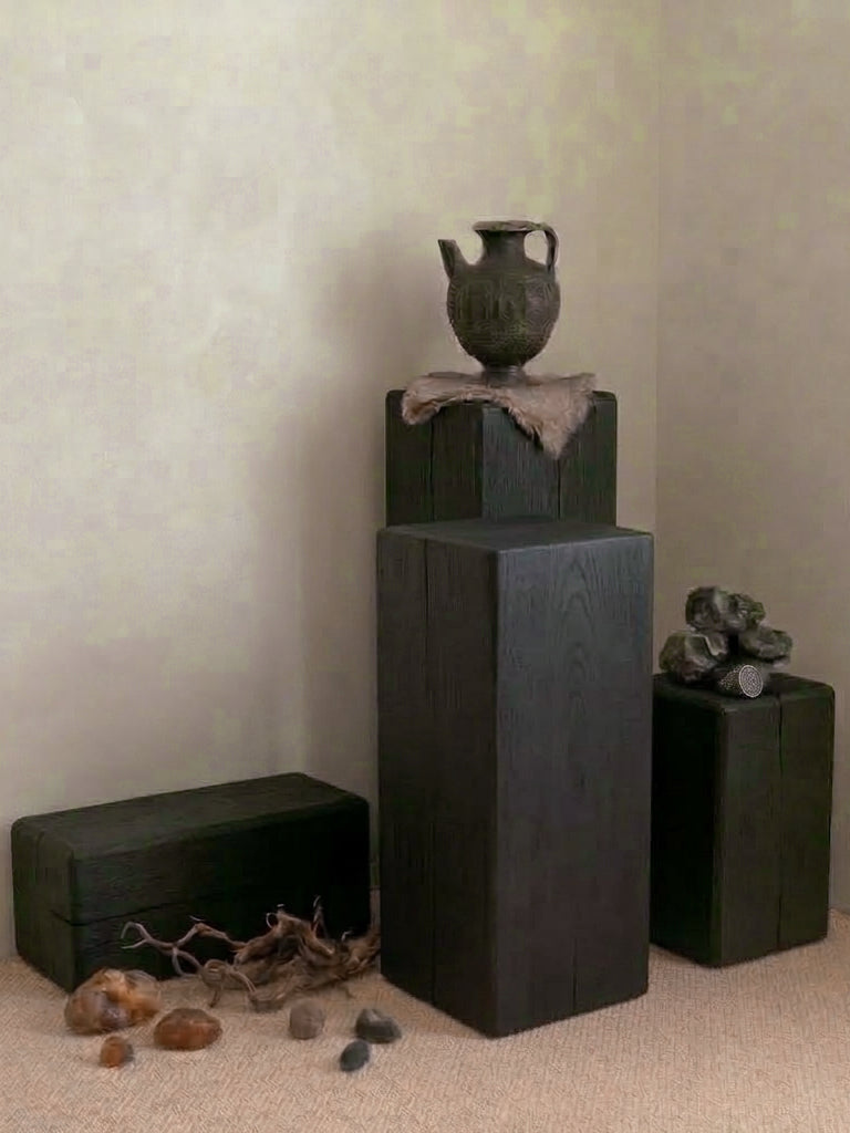 Soporte Pedestal Escultural de Madera Carbonizada Elara Haus
