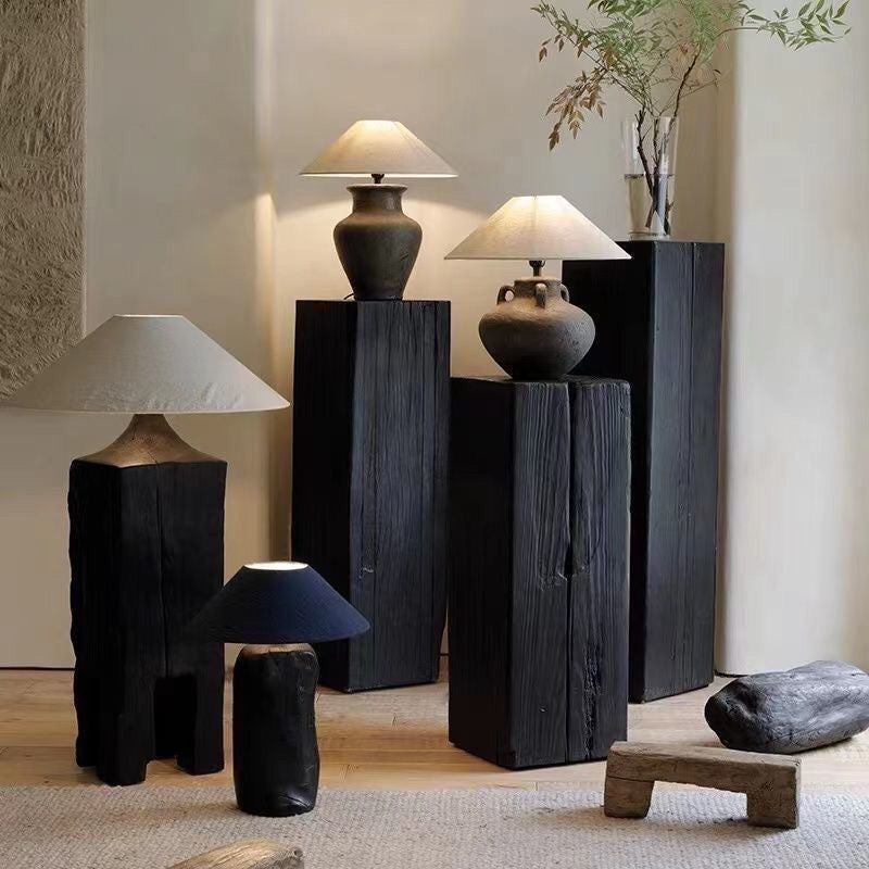 Soporte Pedestal Escultural de Madera Carbonizada Elara Haus