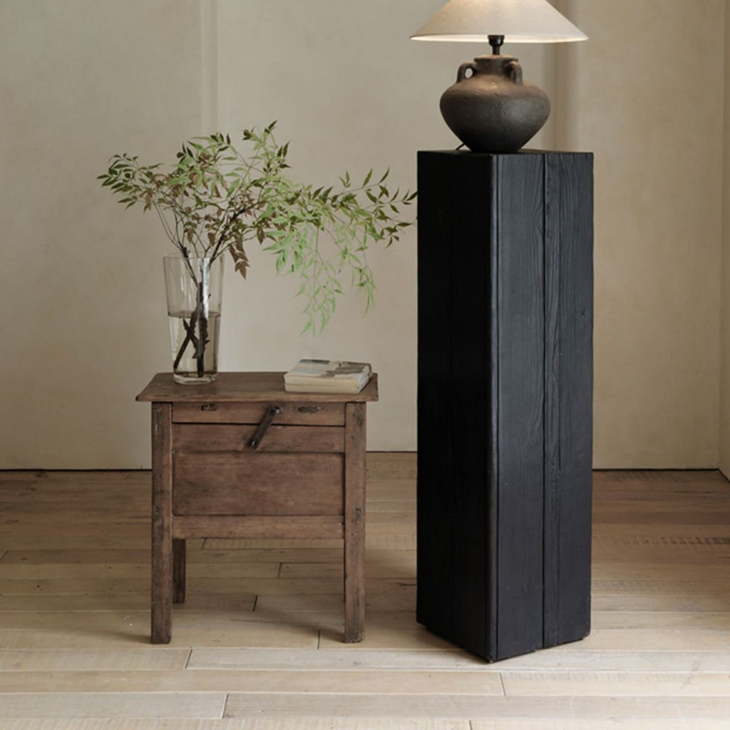 Soporte Pedestal Escultural de Madera Carbonizada Elara Haus