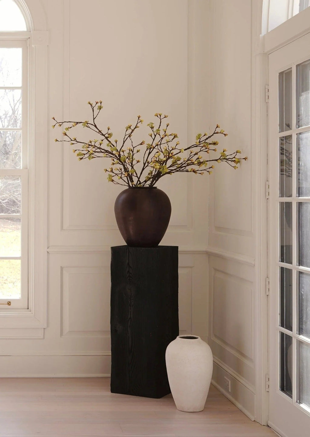 Soporte Pedestal Escultural de Madera Carbonizada Elara Haus