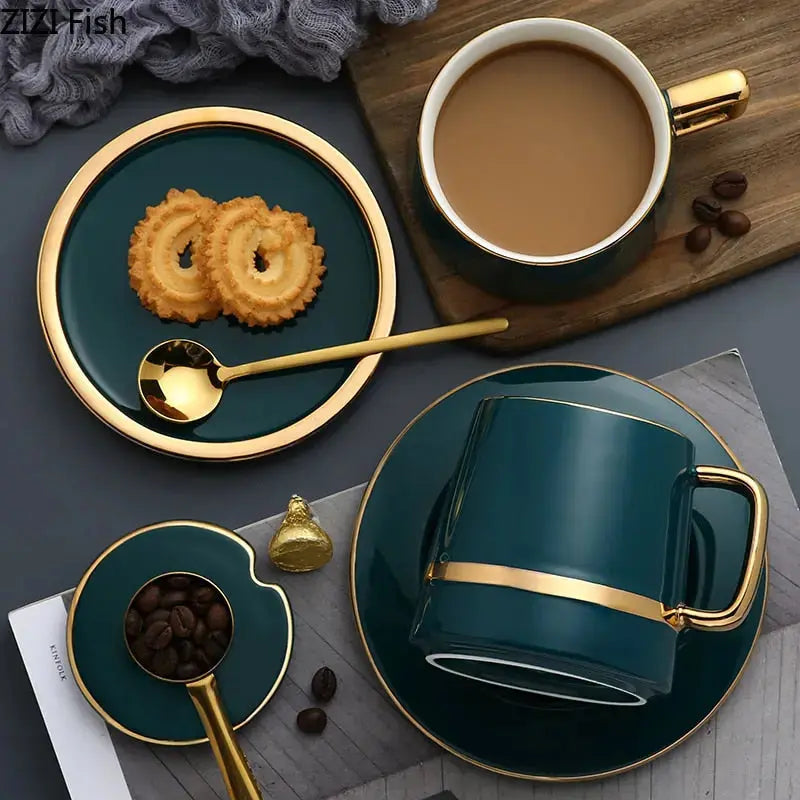 Elegante taza de cerámica para café con acentos dorados – duradera y estilosa