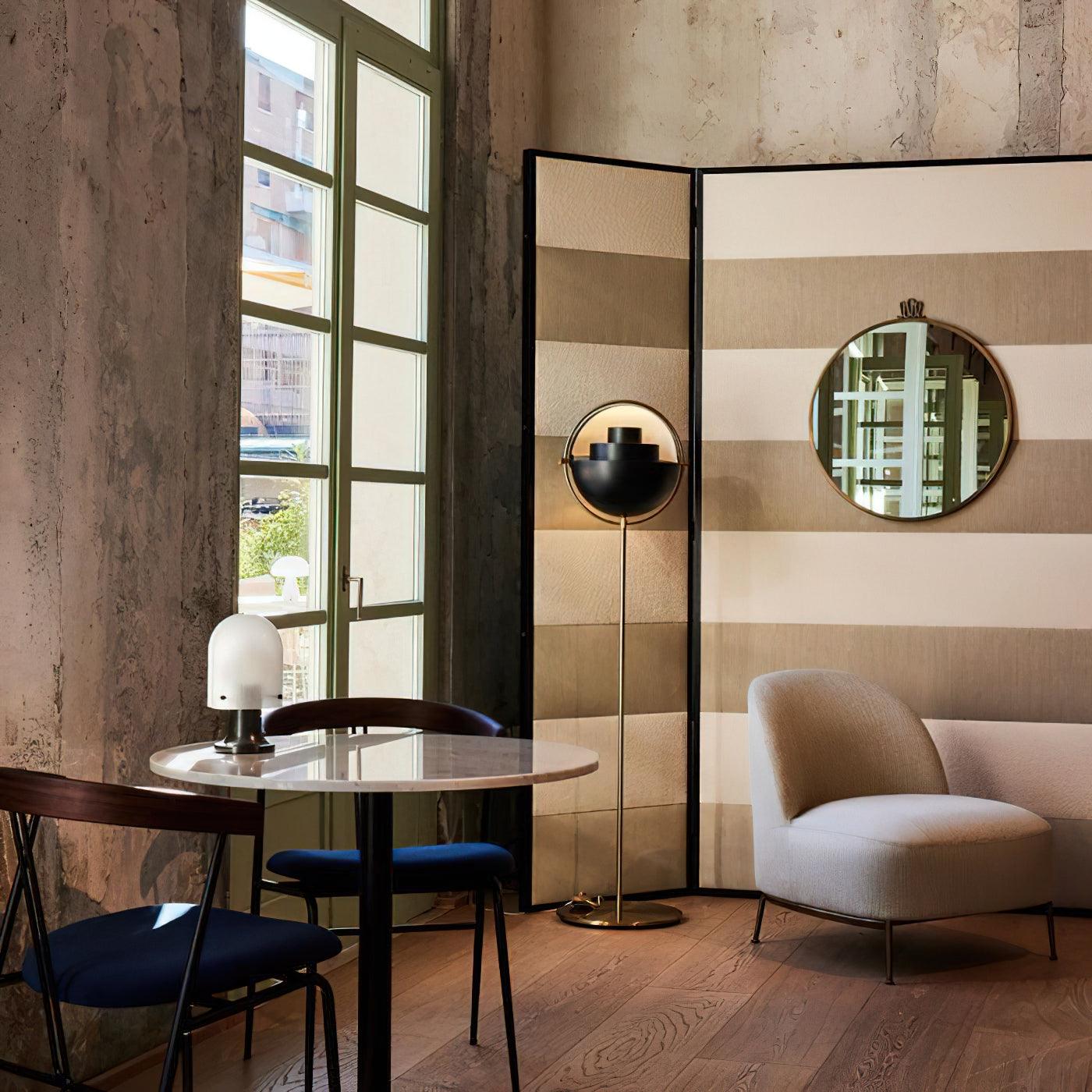 Lámpara de Pie Moderna de Oro – Lámpara Escultural Metálica para Interiores Contemporáneos