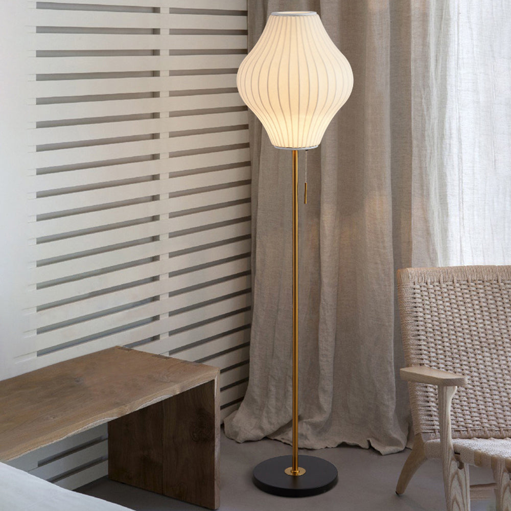 Lámpara de Pie Elegante de Seda Blanca para una Ambiencia Atemporal en la Sala de Estar