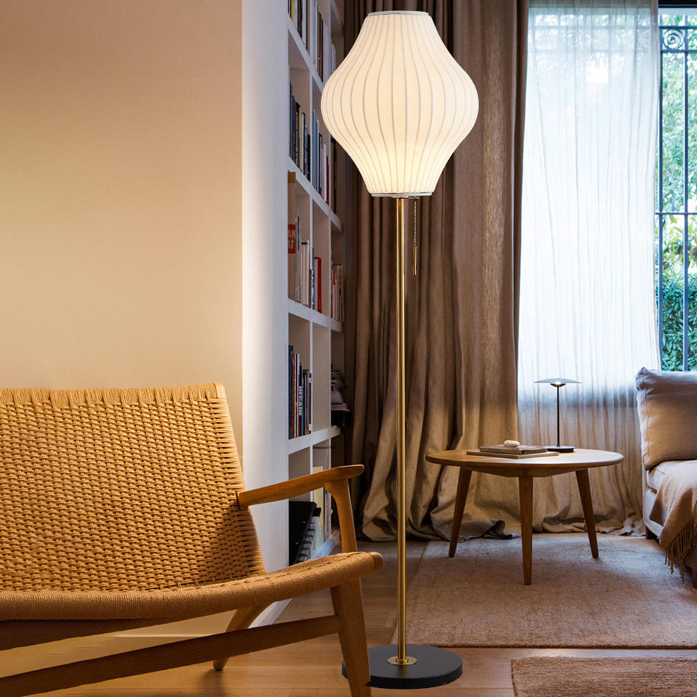Lámpara de Pie Elegante de Seda Blanca para una Ambiencia Atemporal en la Sala de Estar