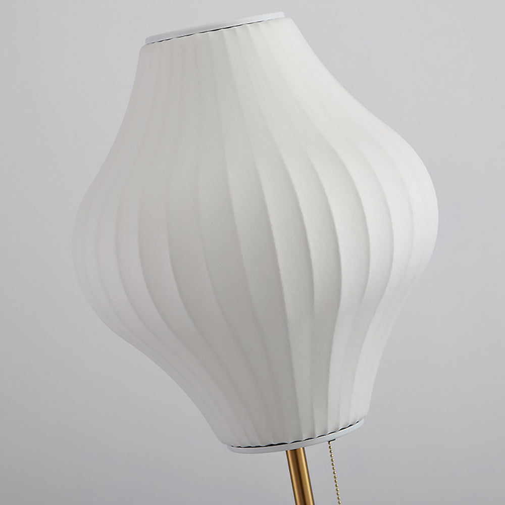 Lámpara de Pie Elegante de Seda Blanca para una Ambiencia Atemporal en la Sala de Estar