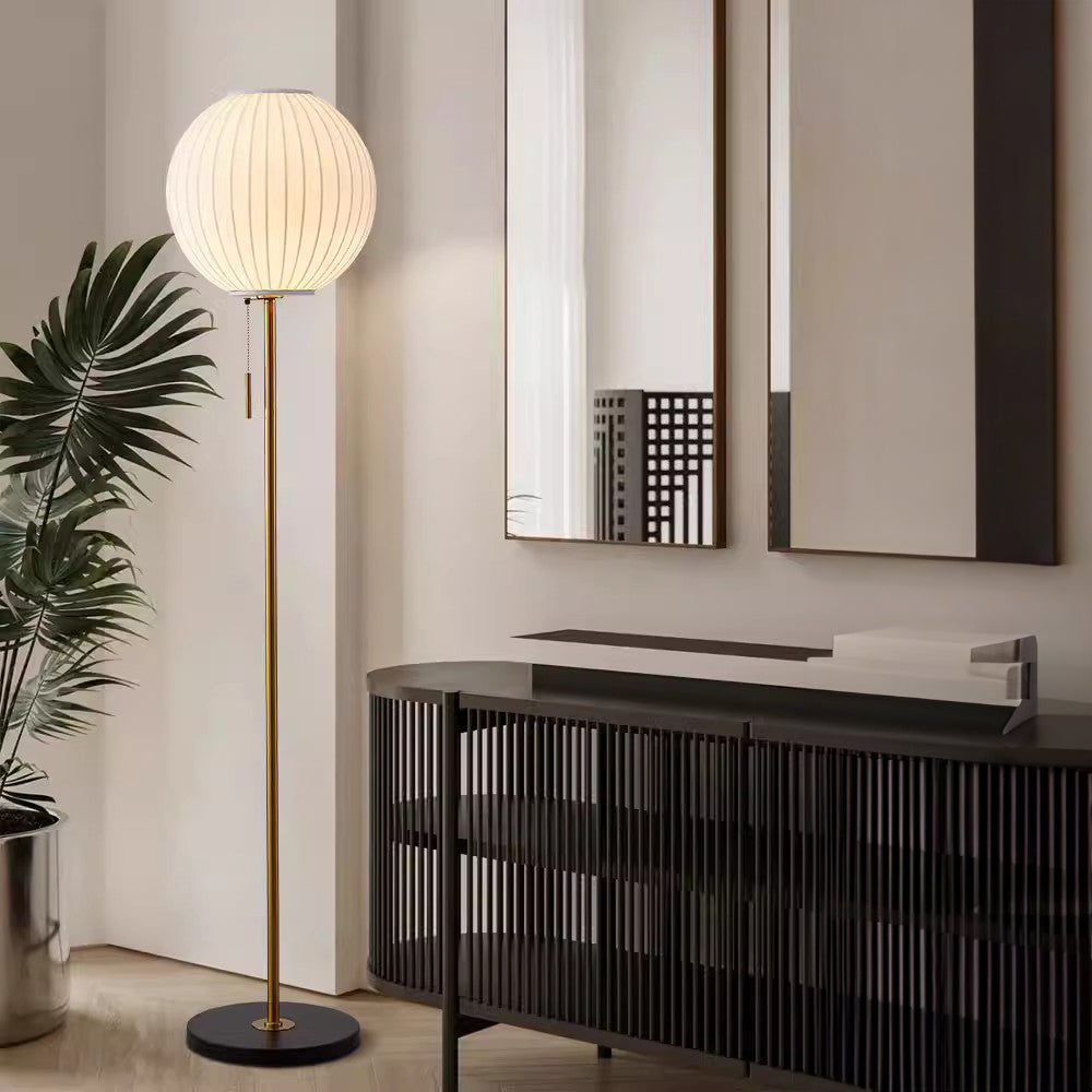 Lámpara de Pie Elegante de Seda Blanca para una Ambiencia Atemporal en la Sala de Estar