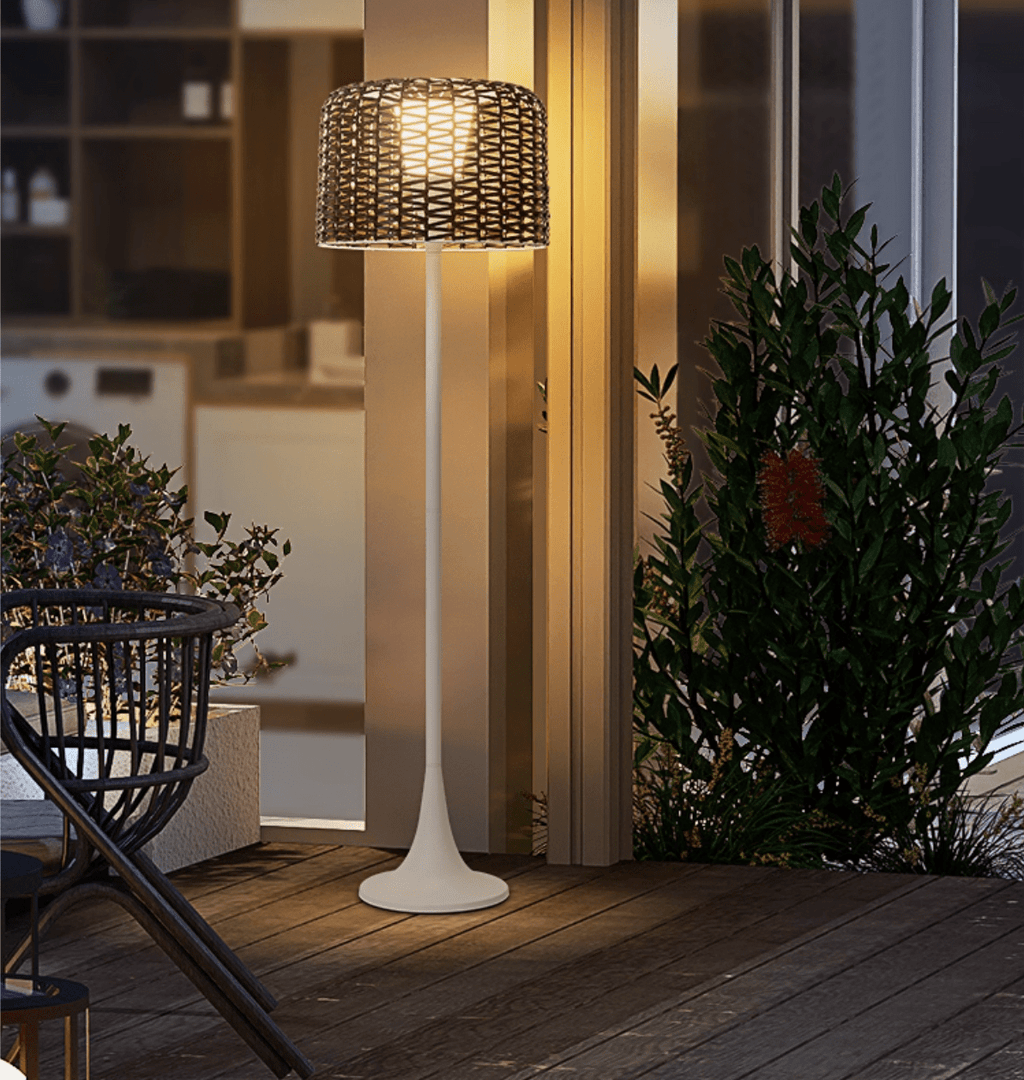 Lámpara de Suelo Solar Exterior Elegante | Luz de Jardín LED de Rattan Impermeable