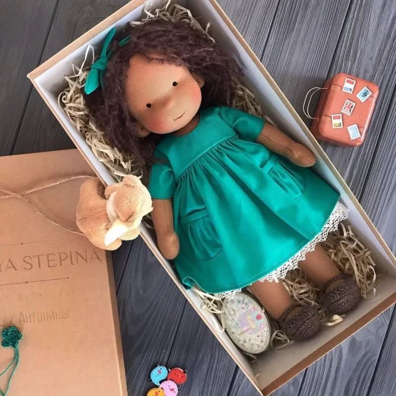 Selina – Muñeca Waldorf de algodón hecha a mano para juegos creativos