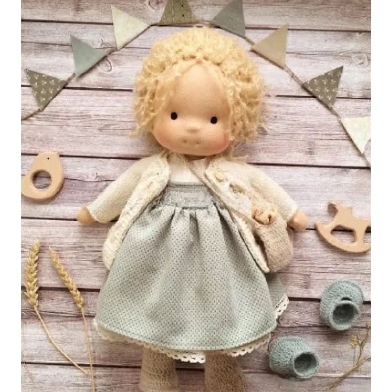 Selina – Muñeca Waldorf de algodón hecha a mano para juegos creativos