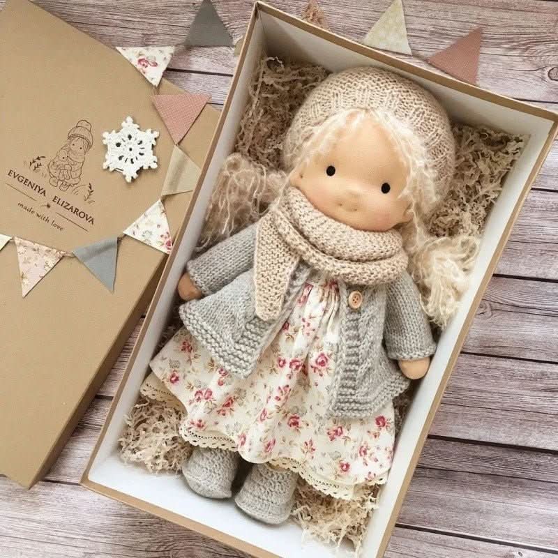 Selina – Muñeca Waldorf de algodón hecha a mano para juegos creativos